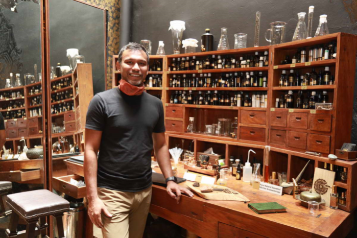  Mr Johari standing in front of his perfumer’s organ, where he spends most of his time customizing scents for customers. Items are arranged by alphabetical order.