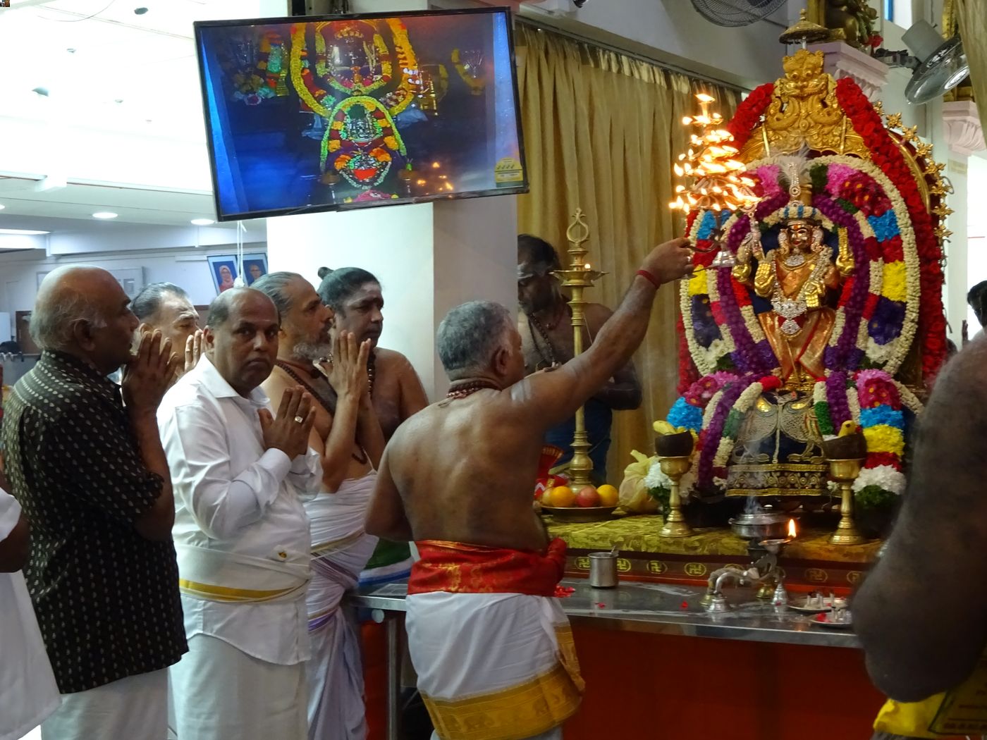Prior to the chariot’s departure, priests lead a special puja, a devotional worshipping session. 