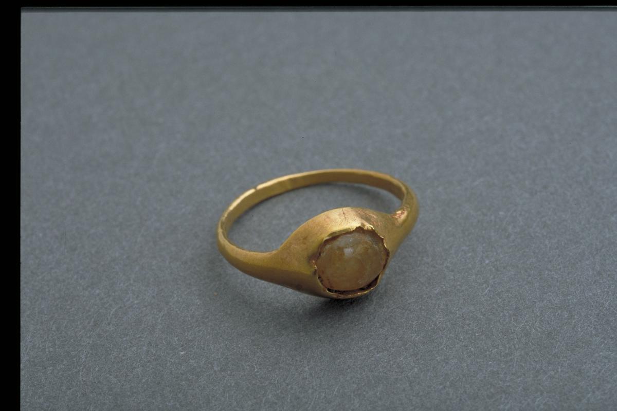 Ring with cabochon yellow stone