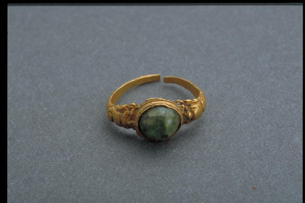 Ring with green cabochon stone