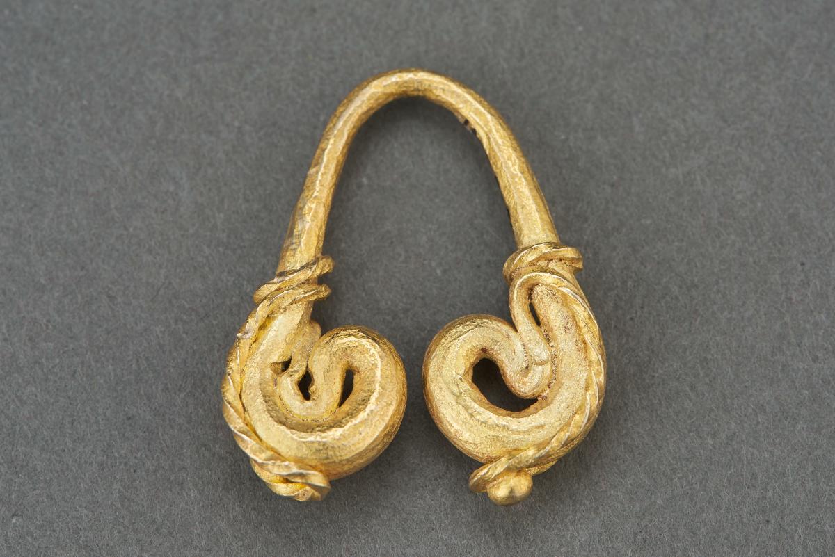 Ear ornament in spirals