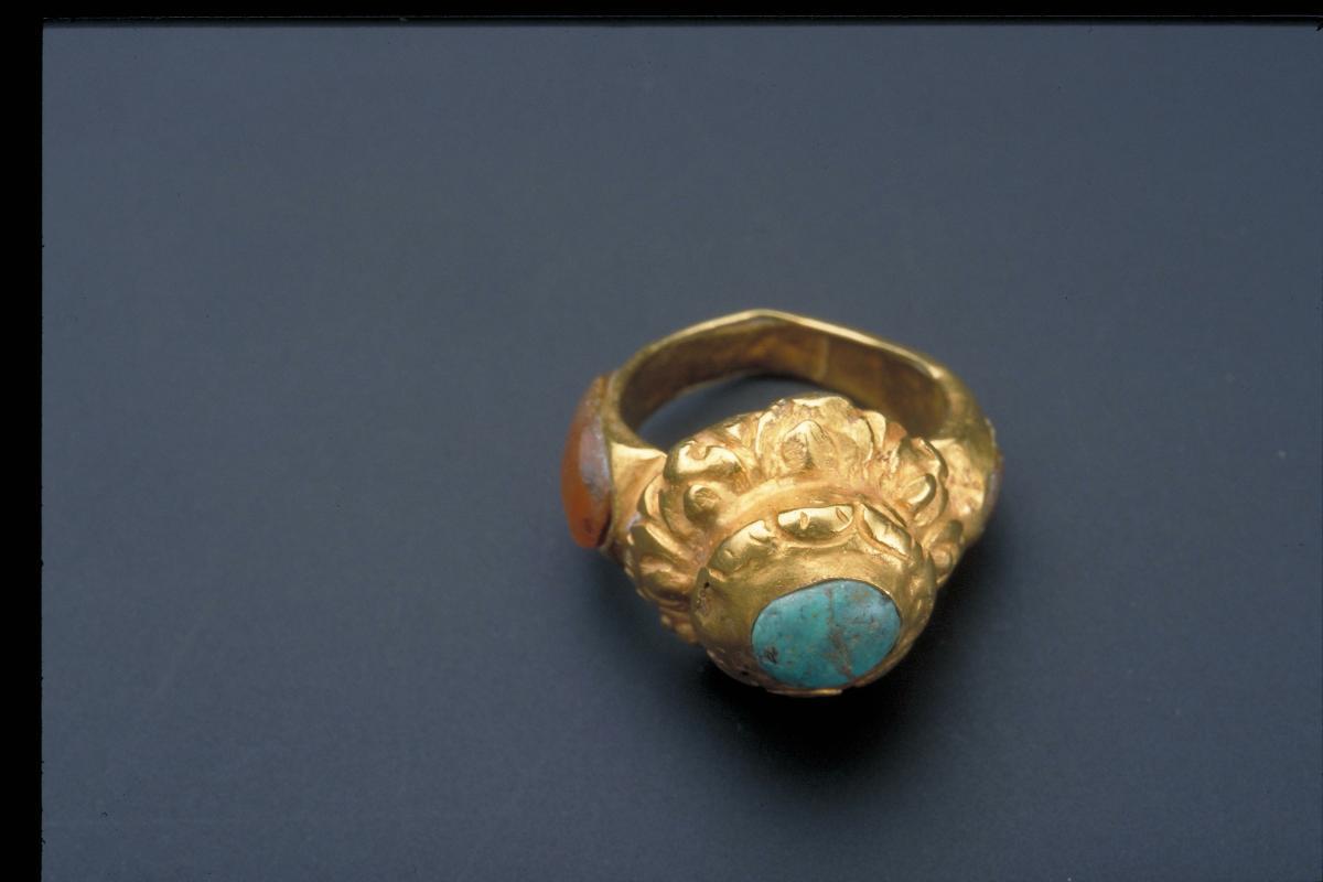 Ring with turquoise cabochon stone