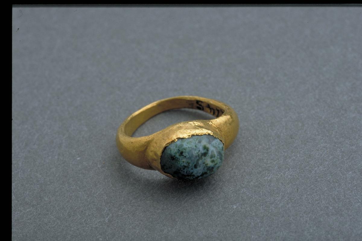 Ring with greenstone cabochon