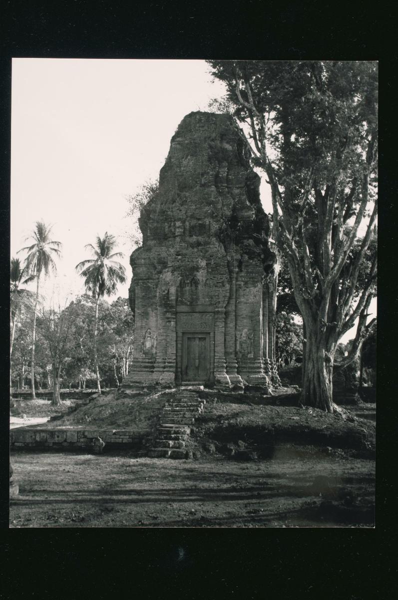 A view of Angkor by Loke Wan Tho