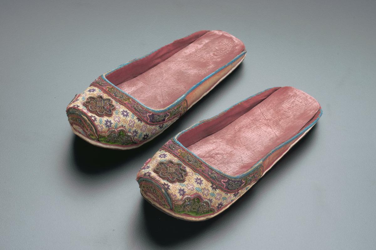 Pair of slippers with metallic embroidery